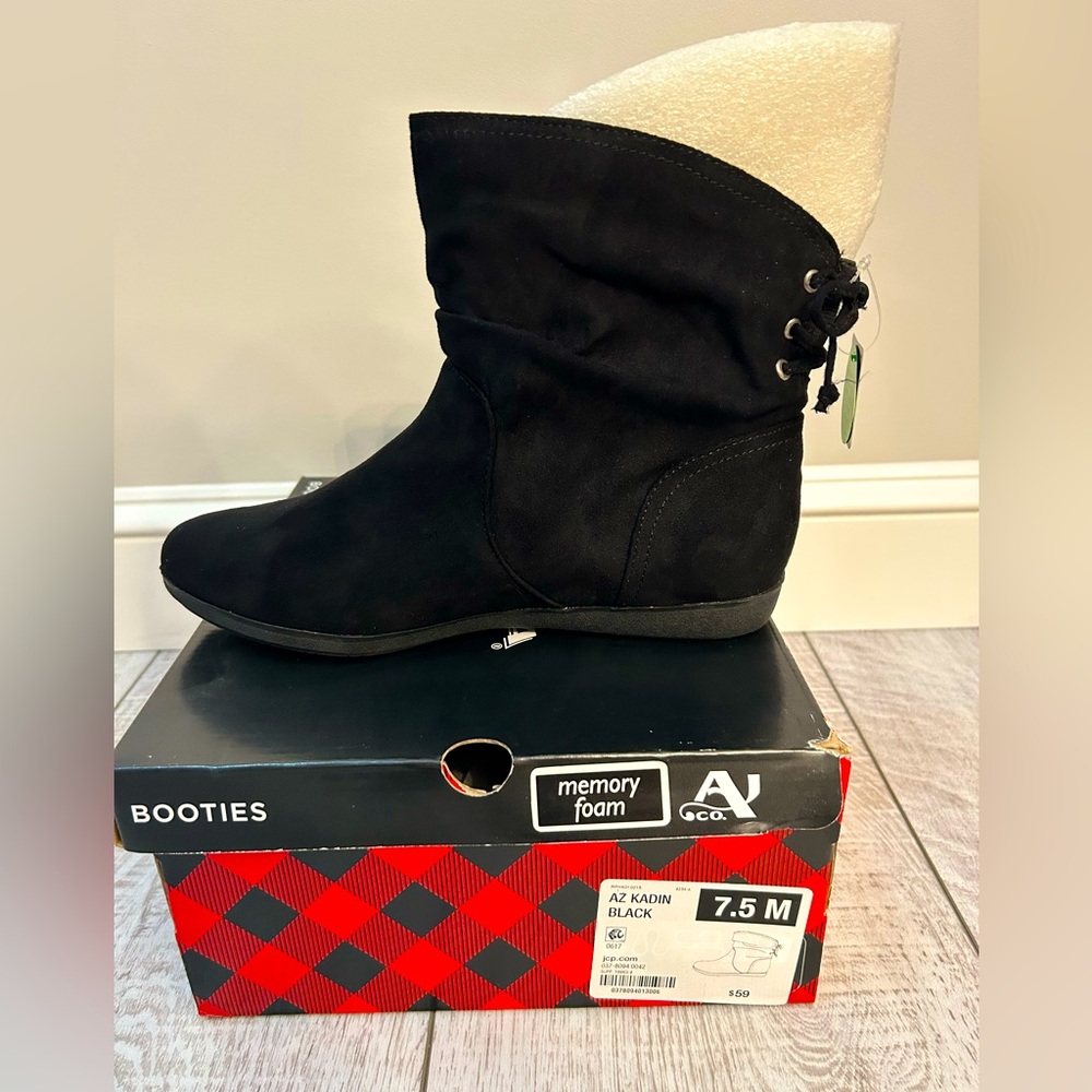NEW IN BOX Arizona Black Kadin Memory Foam Ankle Boots with Ruched Design